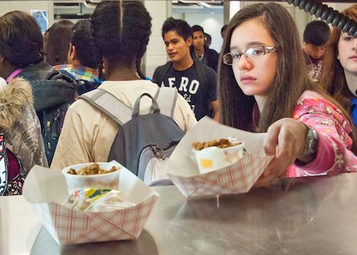 these-high-school-students-make-sure-no-one-eats-alone-during-lunchtime